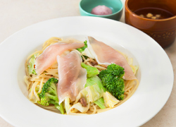春キャベツと生ハムのアンチョビパスタ