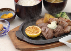 牛サイコロ焼レモン ステーキ